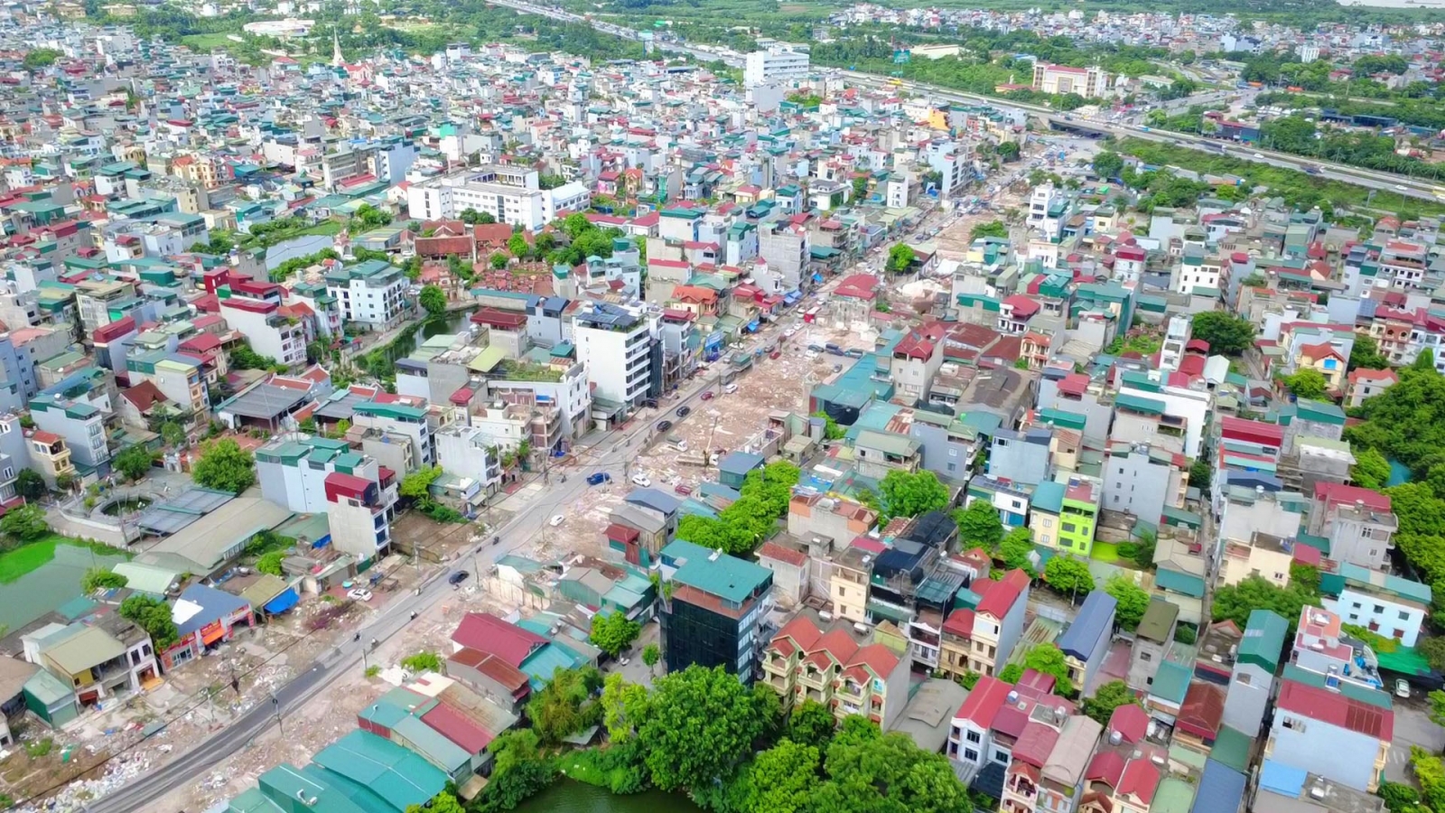 Đường Lĩnh Nam nằm trên địa bàn 5 phường